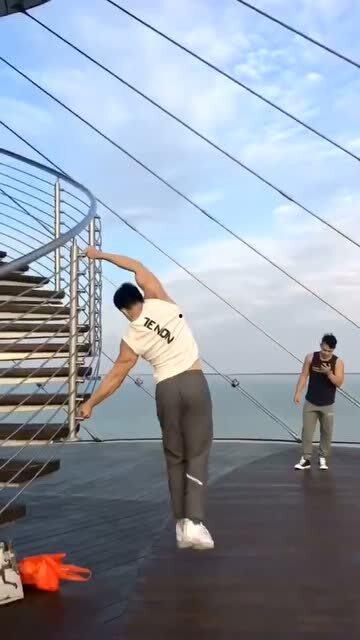 情侣海边吃瓜,甜蜜瓜果共享情侣时光