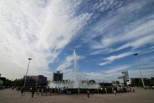 长治八一广场吃瓜,夏日吃瓜盛景，街头巷尾的清凉时光