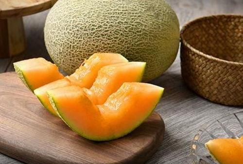 美美吃哈密瓜