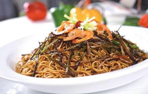 佳伟饿了吃拌面吃瓜,一场拌面与瓜果的美食之旅