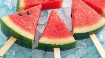 拿勺子玩着吃瓜,童趣盎然的一餐